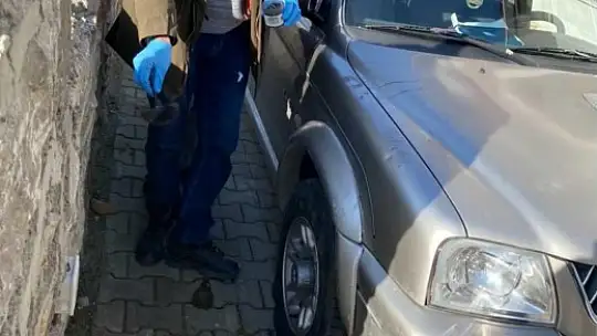 Aracın yanına gittiğinde gördü