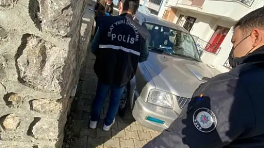 Aracın yanına gittiğinde gördü