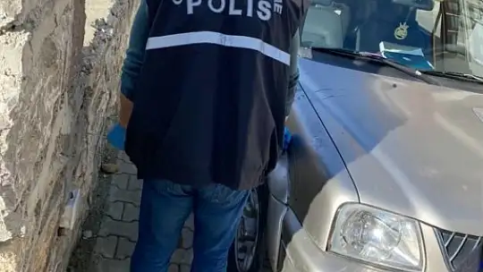 Aracın yanına gittiğinde gördü