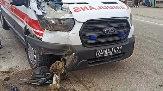 Ambulans kaza yaptı