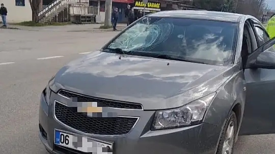 Yolun karşısına geçerken araba çarptı