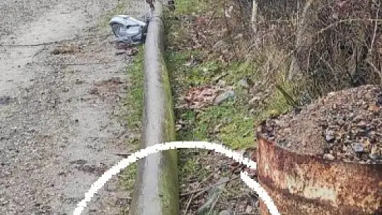 Elektrik direği kafasına düştü