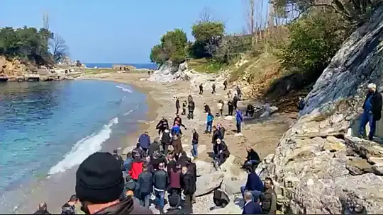 Araç 100 metreden denize uçtu