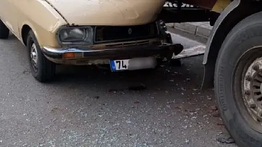 Park halindeki tırın altına girdi
