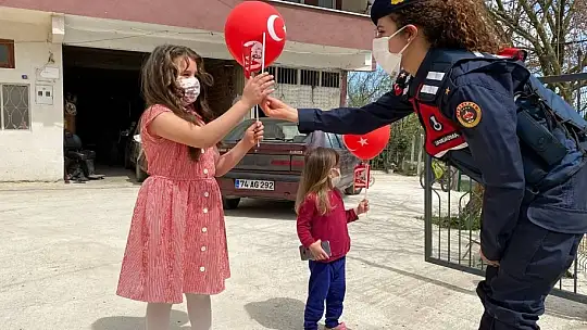 Jandarma çocuklara 23 Nisan coşkusunu yaşattı