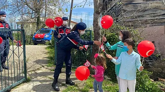 Jandarma çocuklara 23 Nisan coşkusunu yaşattı