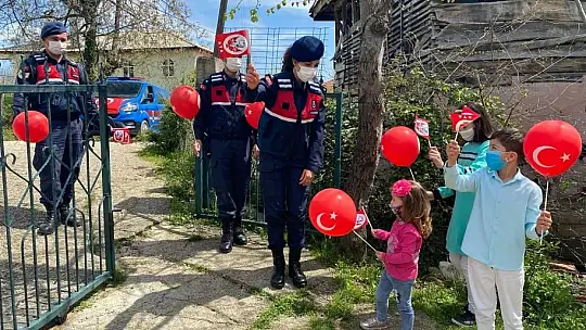 Jandarma çocuklara 23 Nisan coşkusunu yaşattı