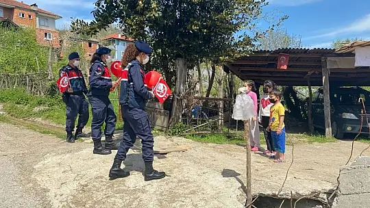 Jandarma çocuklara 23 Nisan coşkusunu yaşattı
