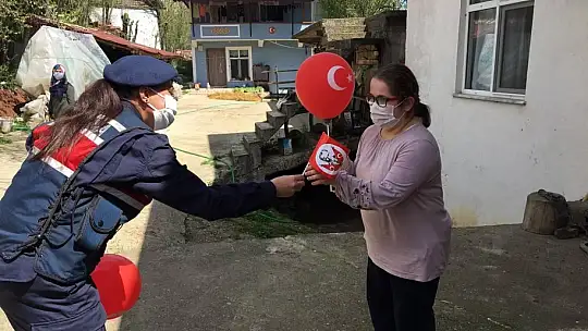 Jandarma çocuklara 23 Nisan coşkusunu yaşattı