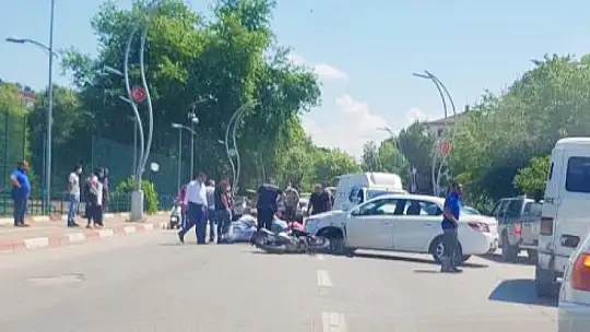 Motosiklet ile otomobil çarpıştı
