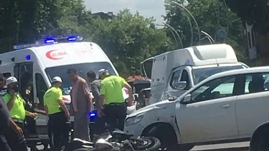 Motosiklet ile otomobil çarpıştı