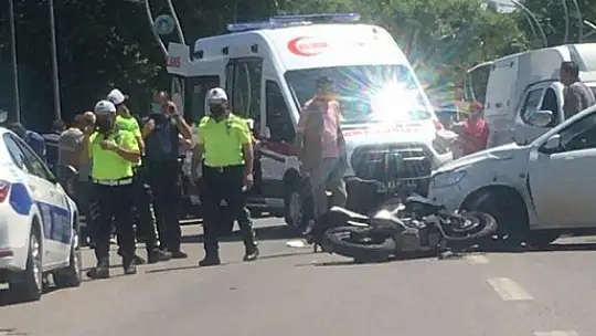 Motosiklet ile otomobil çarpıştı