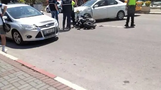 Motosiklet ile otomobil çarpıştı