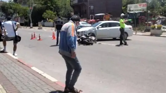 Motosiklet ile otomobil çarpıştı