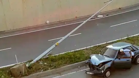 Otomobil aydınlatma direğine çarptı