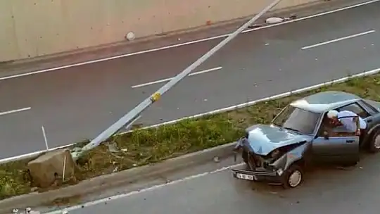 Otomobil aydınlatma direğine çarptı