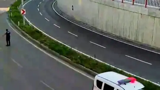 Otomobil aydınlatma direğine çarptı
