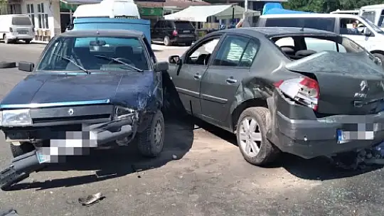 Zincirleme kazada 3 araç çarpıştı