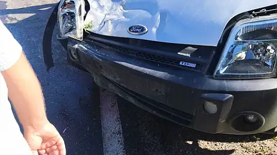 İki araç kafa kafaya çarpıştı