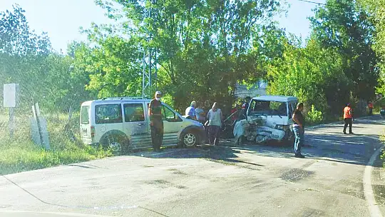 İki araç kafa kafaya çarpıştı