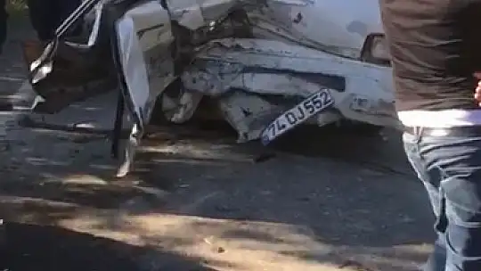İki araç kafa kafaya çarpıştı