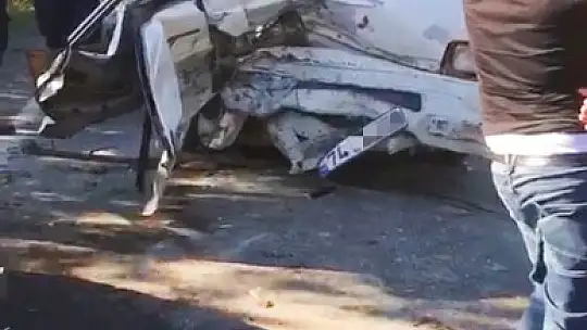 İki araç kafa kafaya çarpıştı