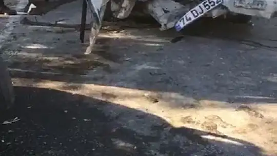 İki araç kafa kafaya çarpıştı