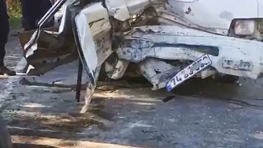 İki araç kafa kafaya çarpıştı