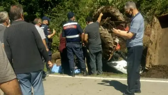 Devrilen traktörün altında kaldı