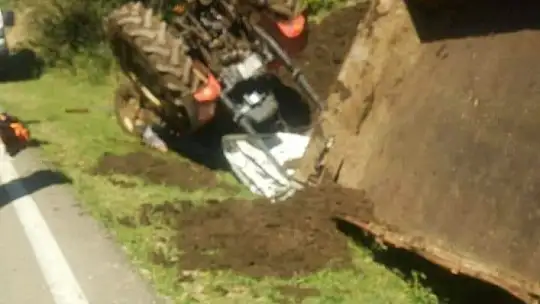 Devrilen traktörün altında kaldı