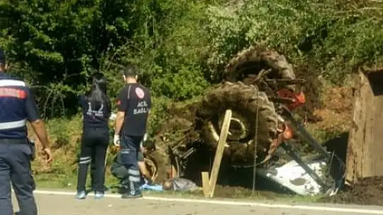Devrilen traktörün altında kaldı