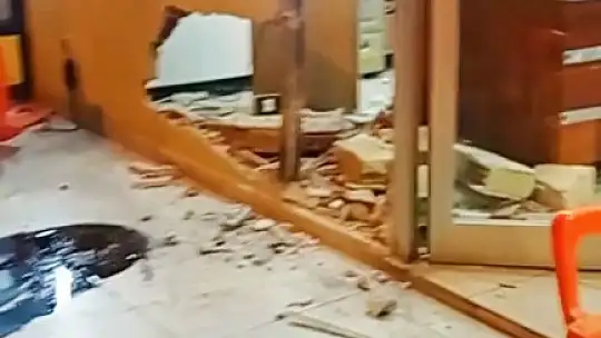 Otomobil lokantaya daldı