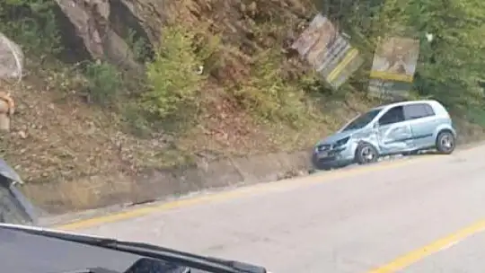 Park halindeki araca çarpıp takla attı