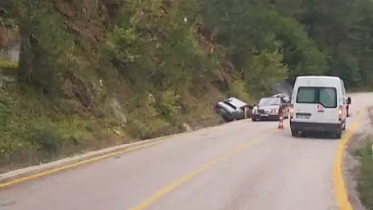 Park halindeki araca çarpıp takla attı