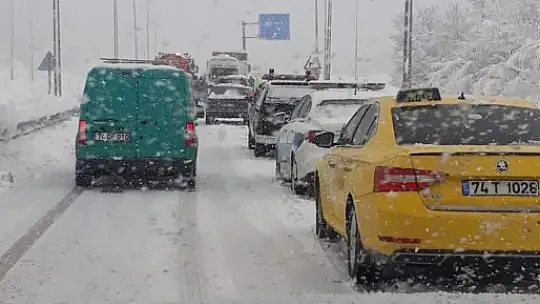 Kar kış demeden ekipler yollarda