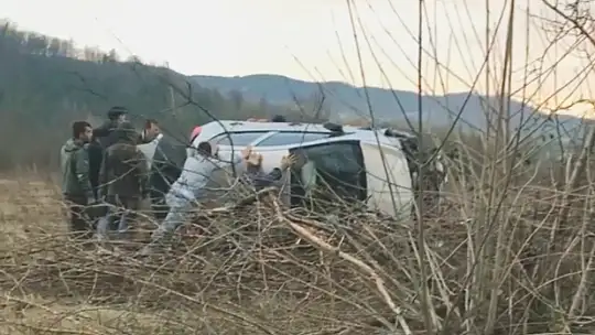 Otomobil şarampole devrildi