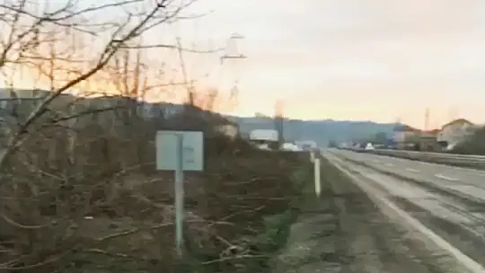 Otomobil şarampole devrildi