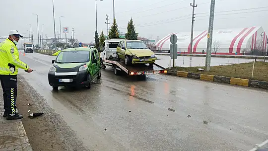 Polisevi kavşağında iki araç çarpıştı
