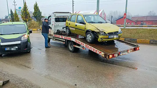Polisevi kavşağında iki araç çarpıştı