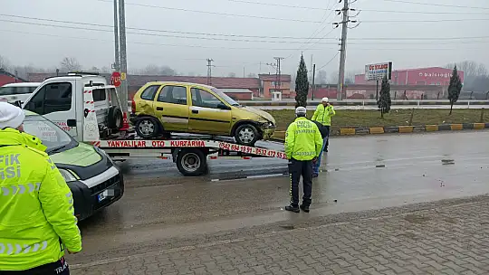 Polisevi kavşağında iki araç çarpıştı