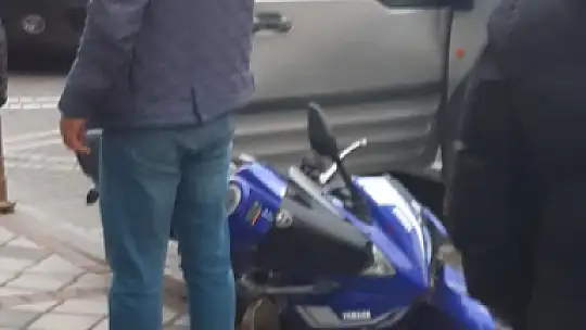 Motosikletli açılan kapıya çarptı