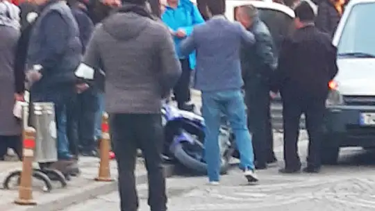 Motosikletli açılan kapıya çarptı