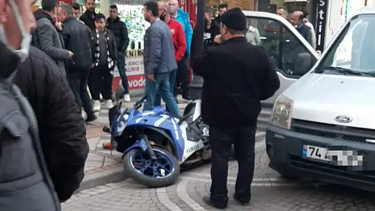 Motosikletli açılan kapıya çarptı