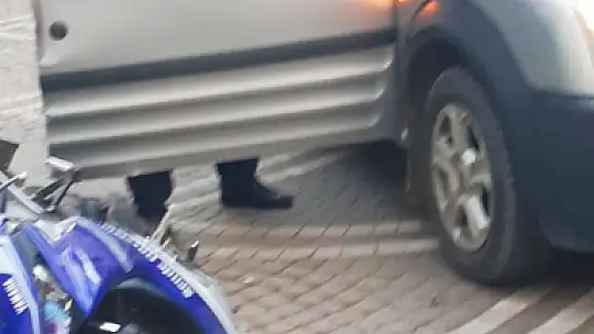 Motosikletli açılan kapıya çarptı