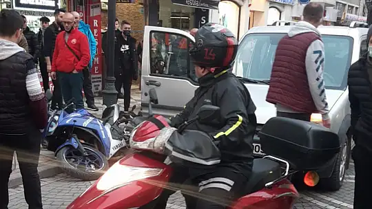 Motosikletli açılan kapıya çarptı