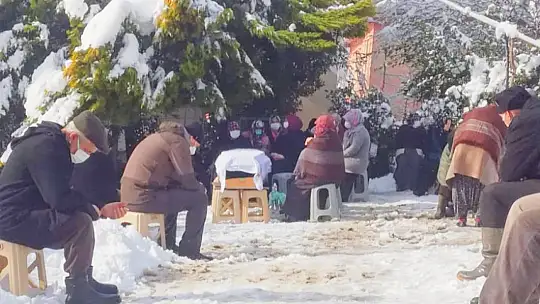 Sabah evin önünde hareketsiz bulundu