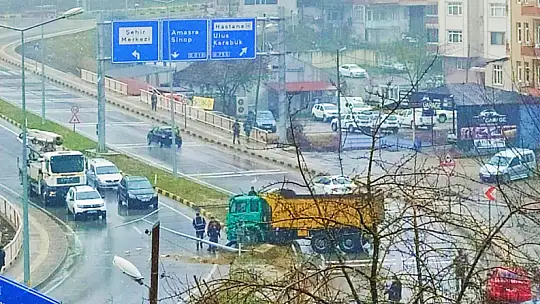 Damperli kamyon kontrolden çıktı