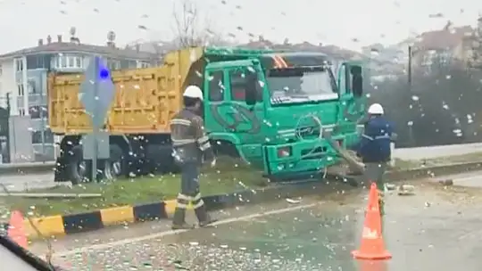 Damperli kamyon kontrolden çıktı