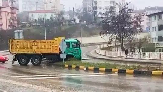 Damperli kamyon kontrolden çıktı