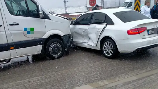 Polisevi kavşağında kaza